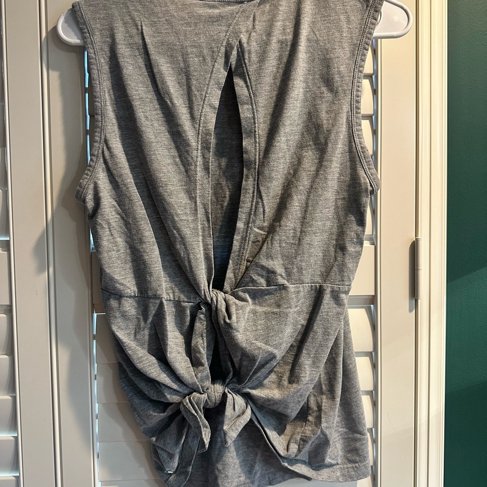 Fabletics Gray Muscle Tee for Women - Picture 2 of 3